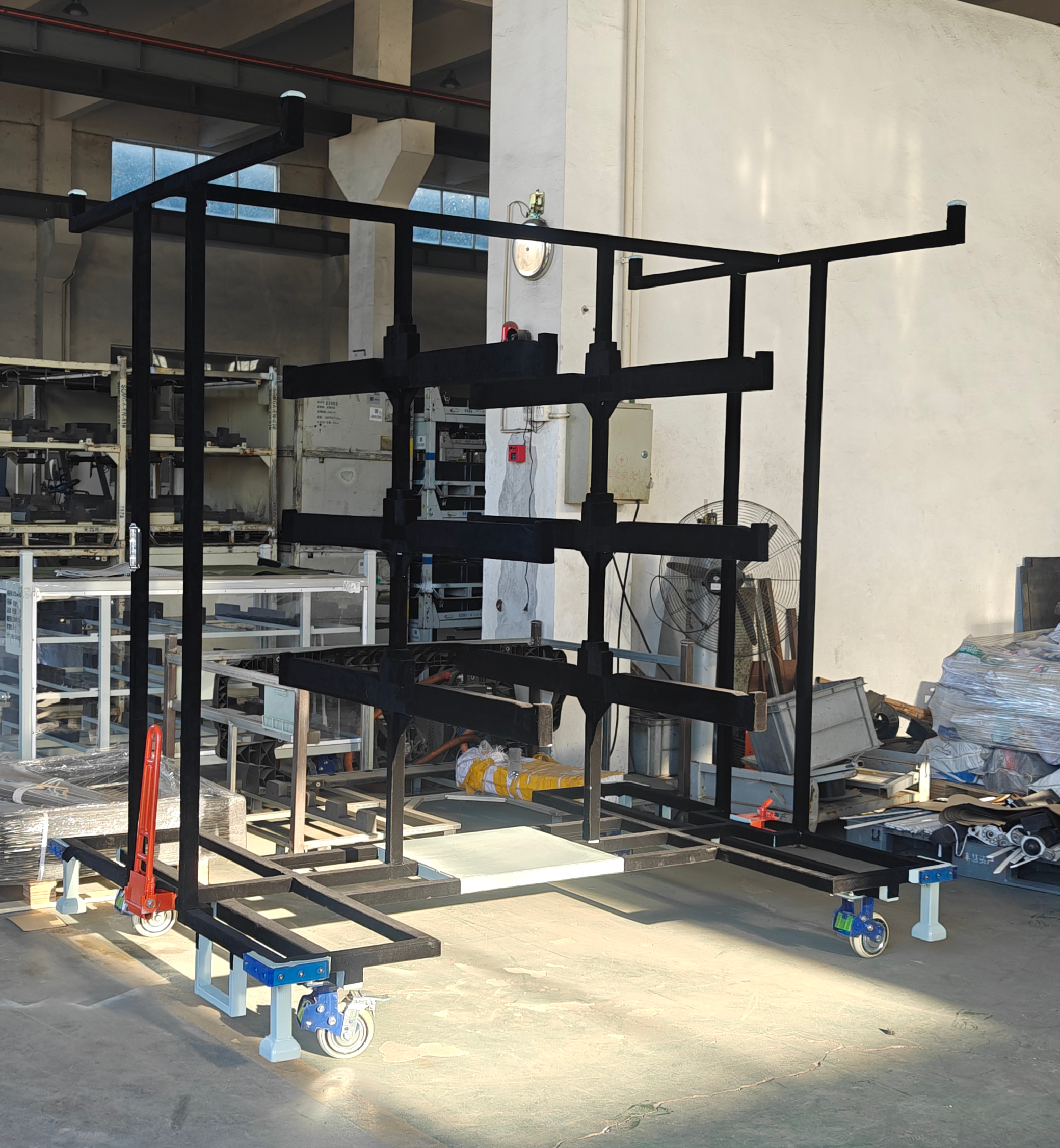 Rastrelli metallici rivestiti in poliuretano per la conservazione del motore dell'auto.