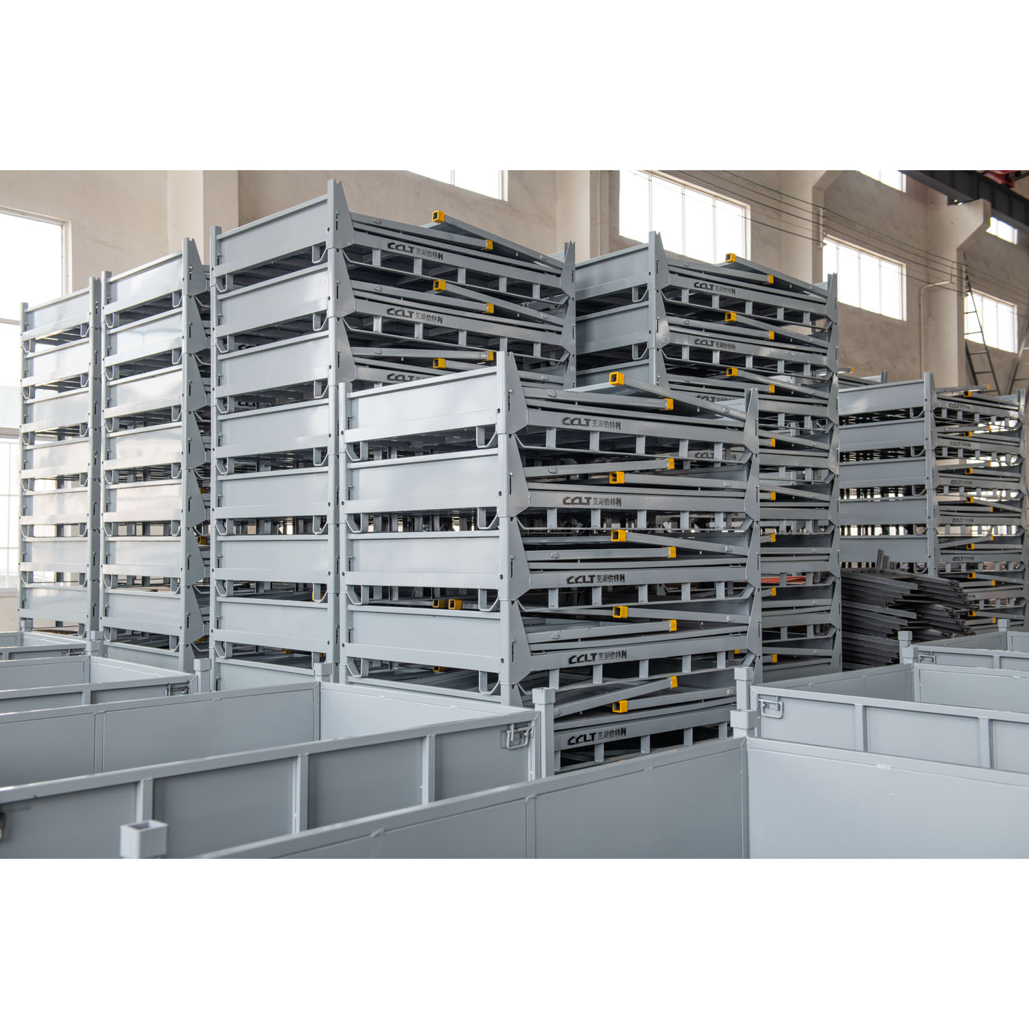 Rack per parti automatici progettati per uso interno all'interno delle fabbriche.