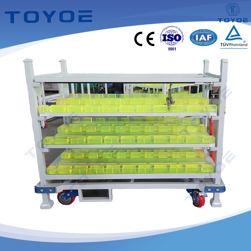 Le rastrelliere metalliche con fodere formate dal vuoto memorizzano in modo efficiente gli ammortizzatori.