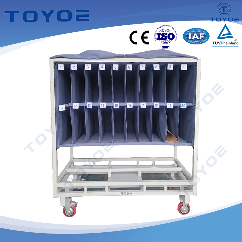 Le rastrelliere metalliche con fodere formate dal vuoto memorizzano in modo efficiente gli ammortizzatori.