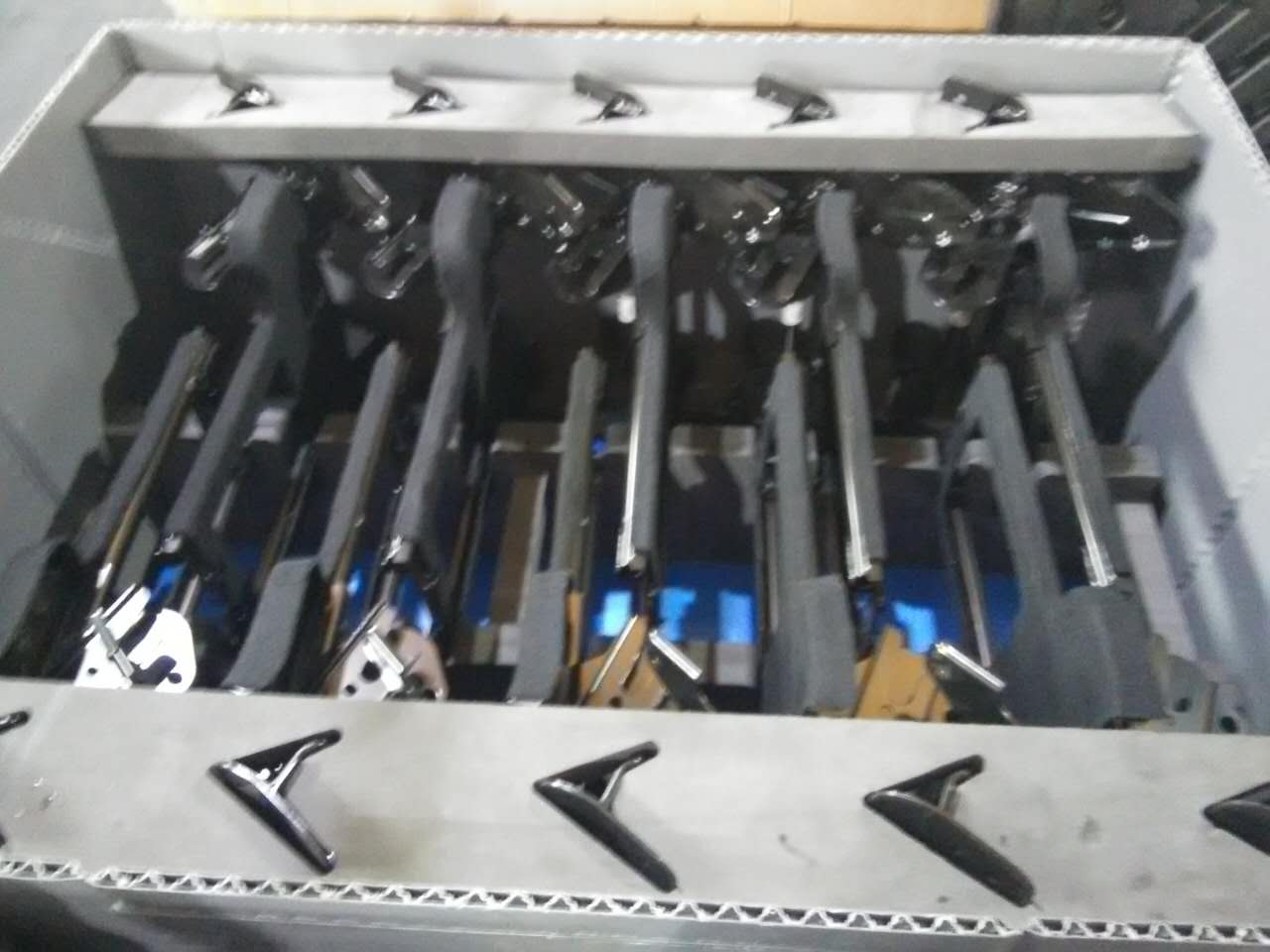 Scatola portaoggetti in plastica per componenti automobilistici