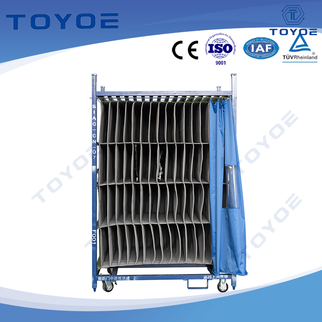 Gli scaffali rivestiti in tessuto immagazzinano i componenti per l'accesso diretto alla fabbrica.