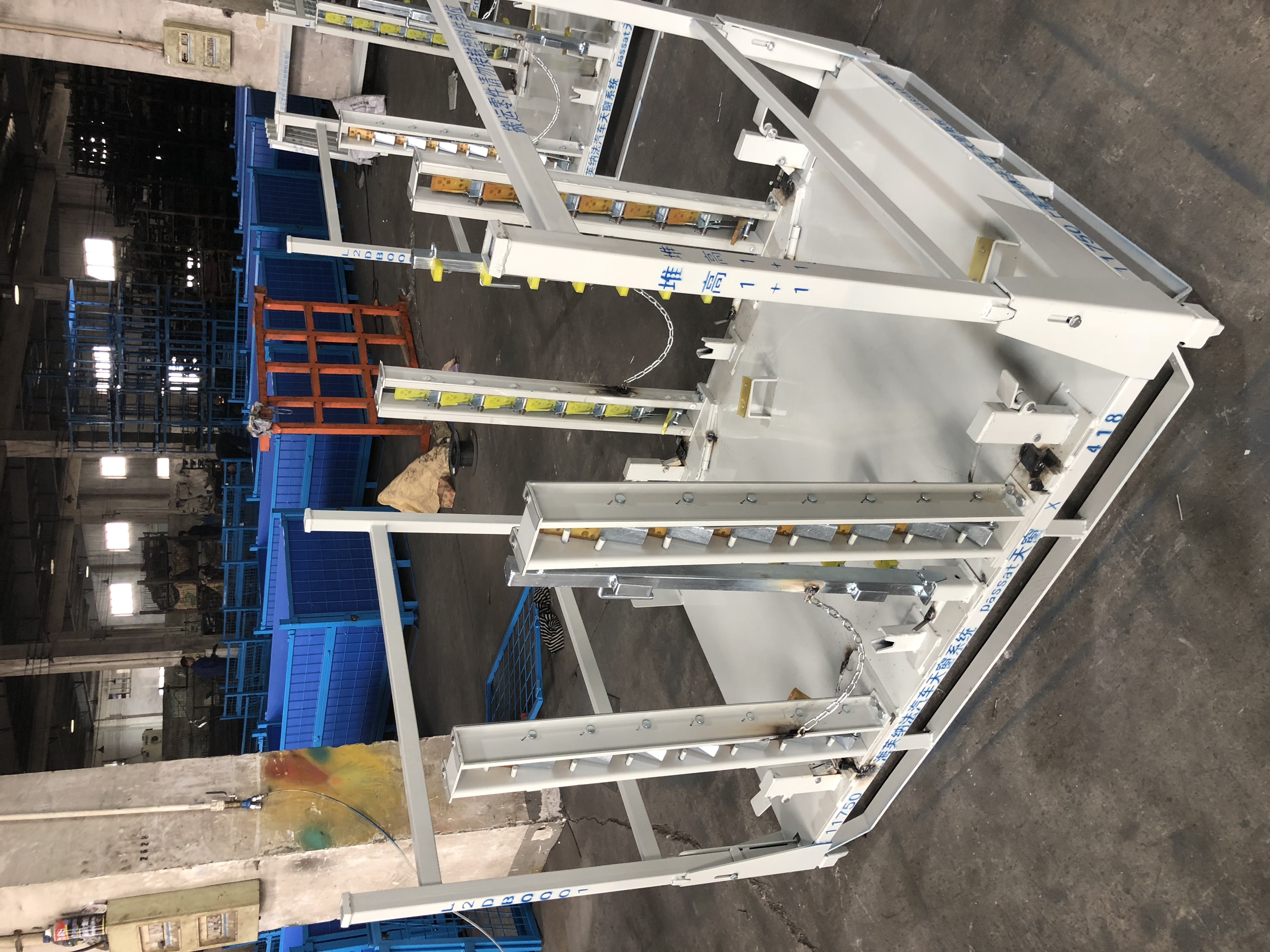 Rack metallici personalizzabili si integrano perfettamente con le linee di produzione OEM.