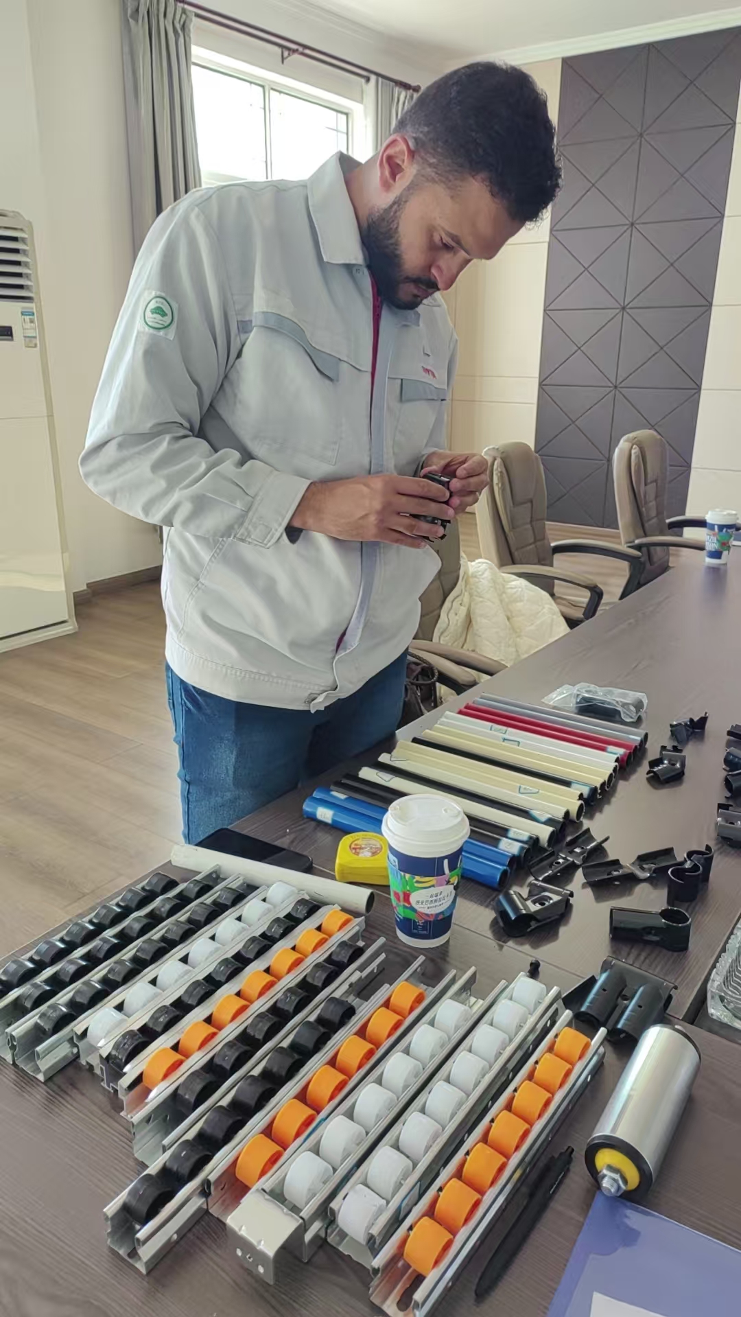 Il cliente ispeziona le parti dell'attrezzatura per l'imballaggio