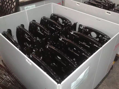 Soluzione di imballaggio con rivestimento interno per scatole pallet in plastica