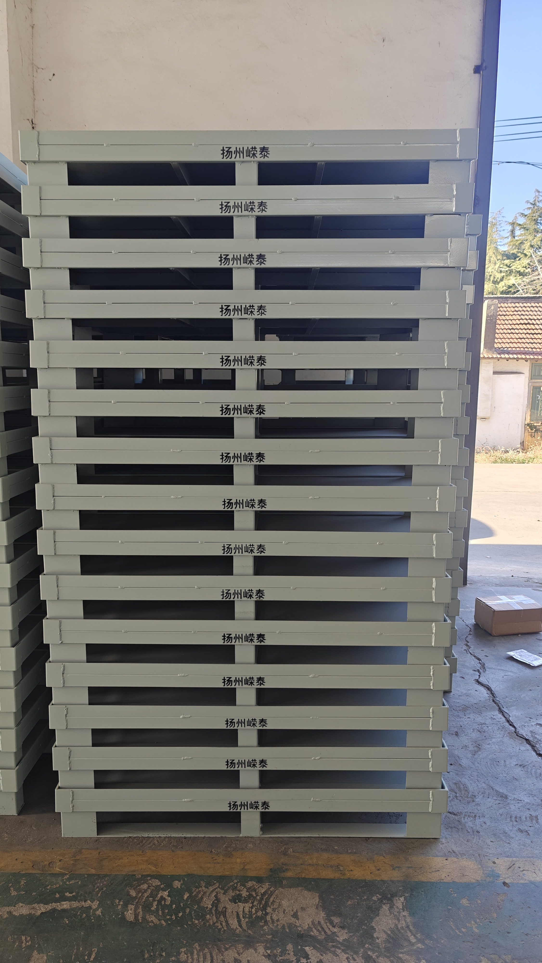 Rack in metallo blu impilabile e pieghevole per l'uso di fabbrica.